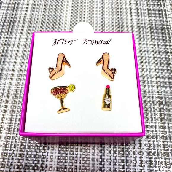 BRAND NEW Betsey Johnson 2 pairs of gold toned stud earrings ❤️ - Picture 4 of 8